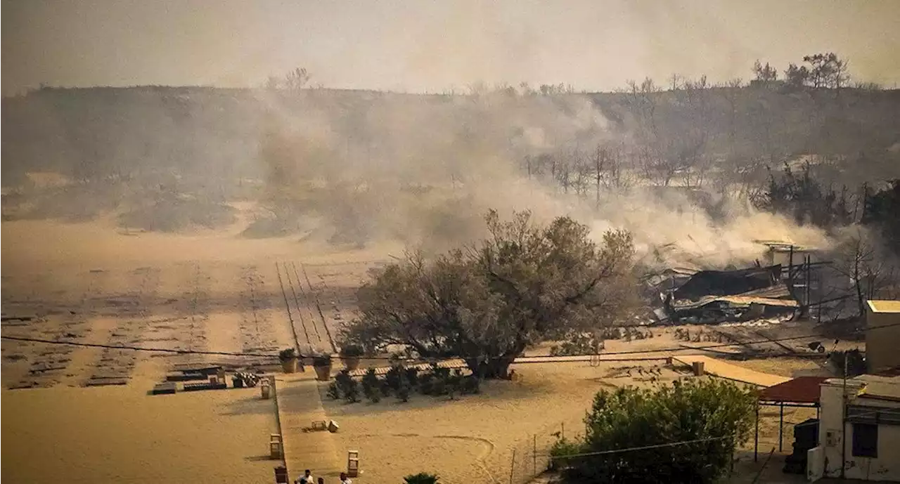 Incendio arde fuera de control en la isla griega de Rodas