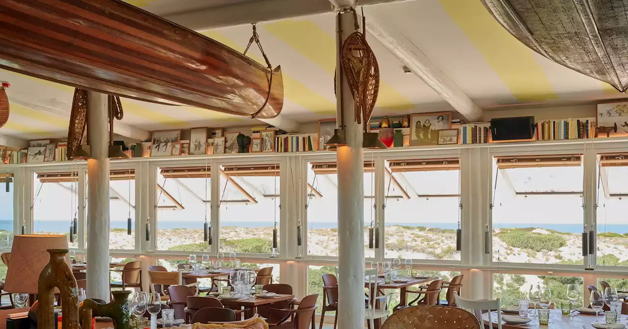 Irreverente e poético: há um novo restaurante na Comporta desenhado por Philippe Starck a lembrar um chalé de inverno