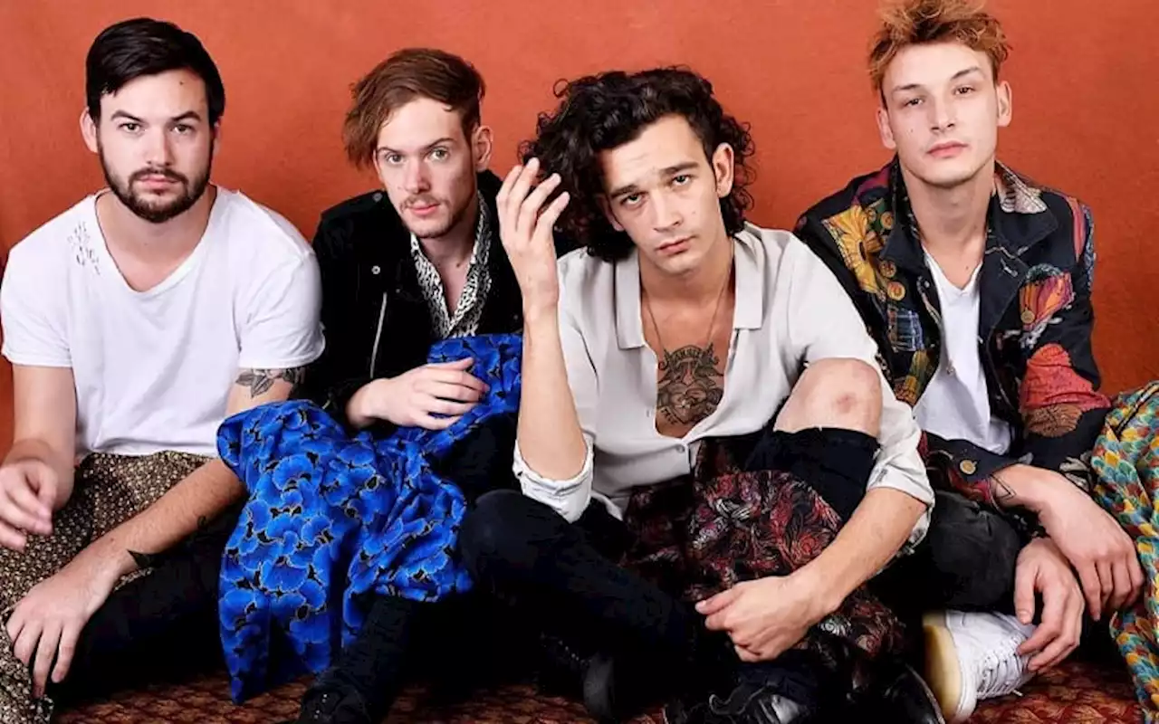 The 1975 diharam buat persembahan di Malaysia