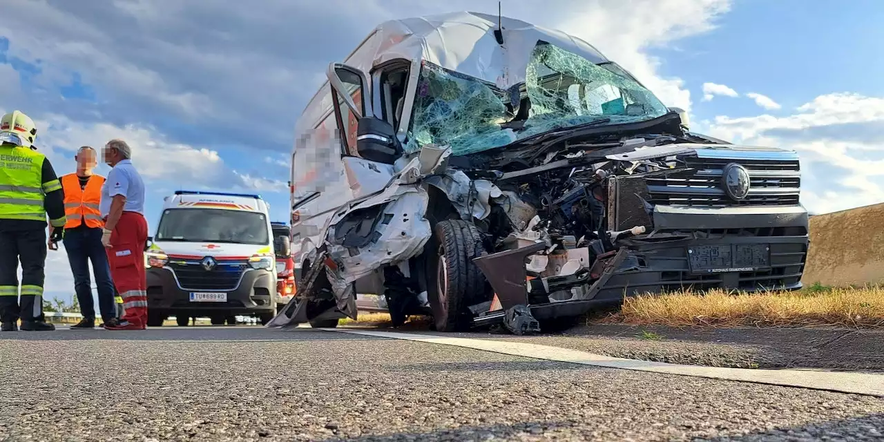 Crash! Lenker stieg aus diesem Wrack unverletzt aus