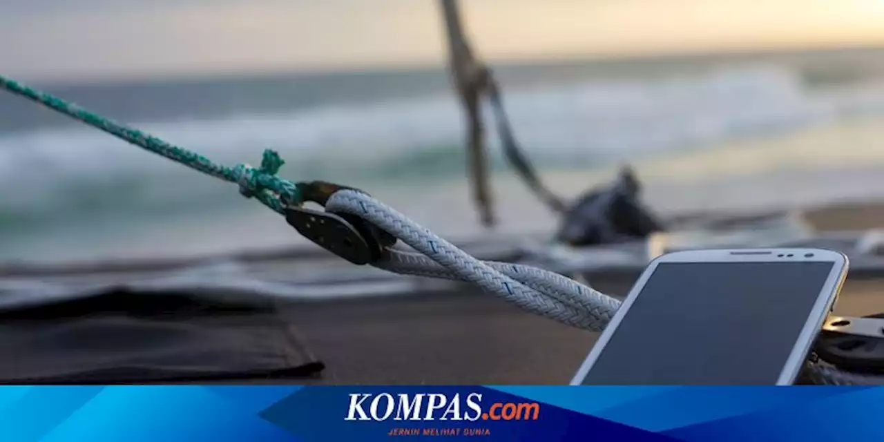 Lagi Liburan di Pantai? Ini 4 Cara Menghindari Pasir Menempel di Smartphone