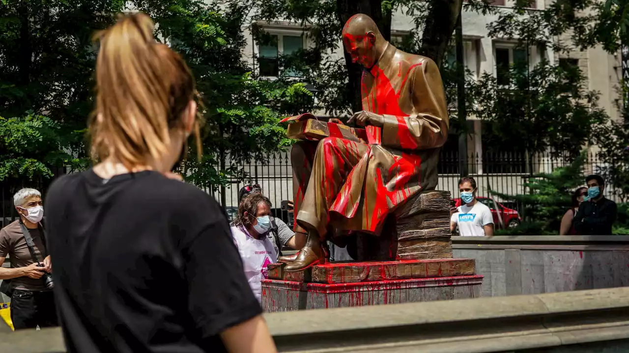 Blitz ambientalista di “Extinction Rebellion”, avvolta dal nastro la statua di Montanelli in centro a Milano