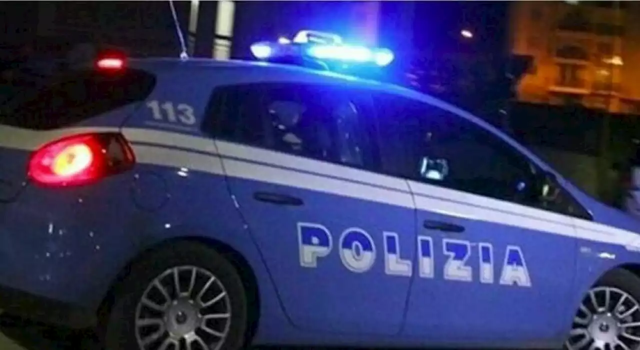 Sparatoria a Frosinone nel centro della movida, panico tra la folla: colpita un'auto