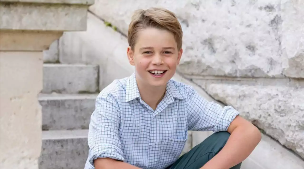 Il principe George compie 10 anni: la nuova foto e gli auguri social di William e Kate