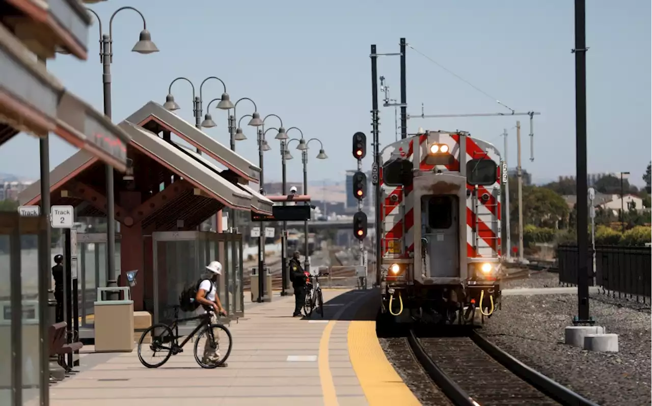 Caltrain strikes and kills pedestrian in Santa Clara on Saturday morning