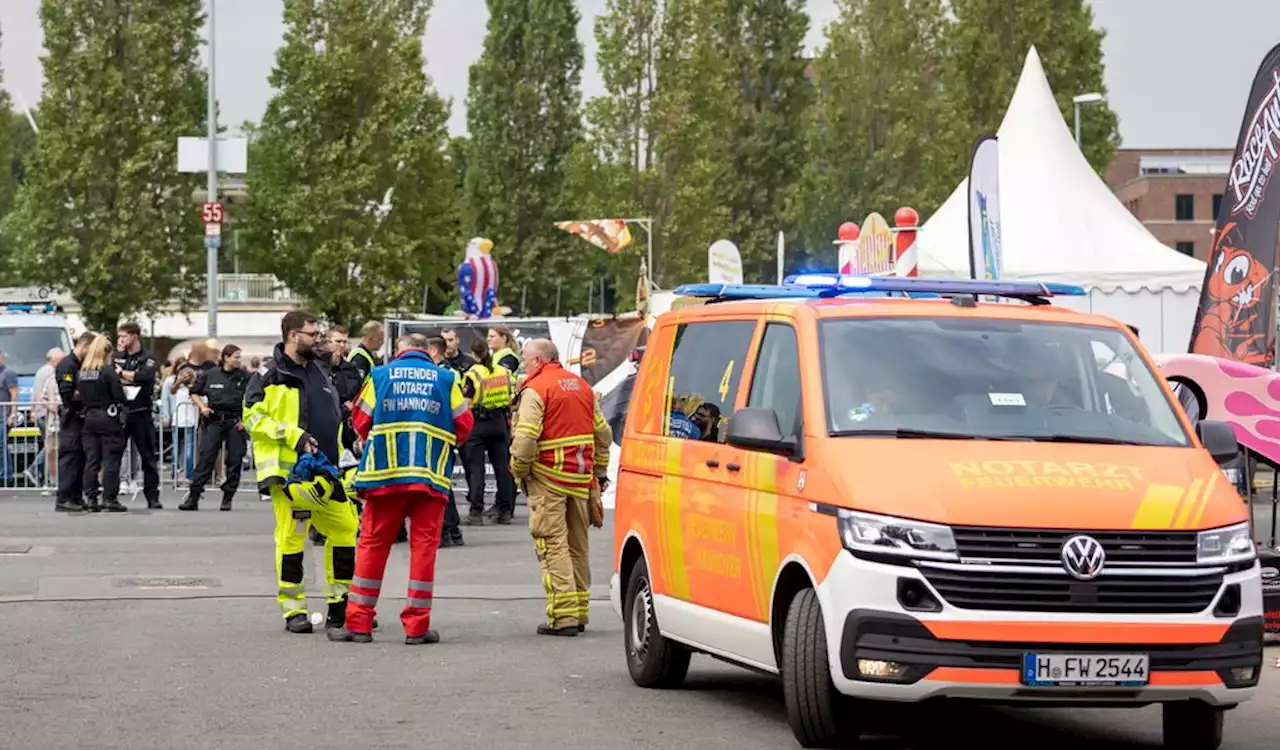 Auto fährt in Besuchergruppe von Oldtimer-Show – fünf Verletzte