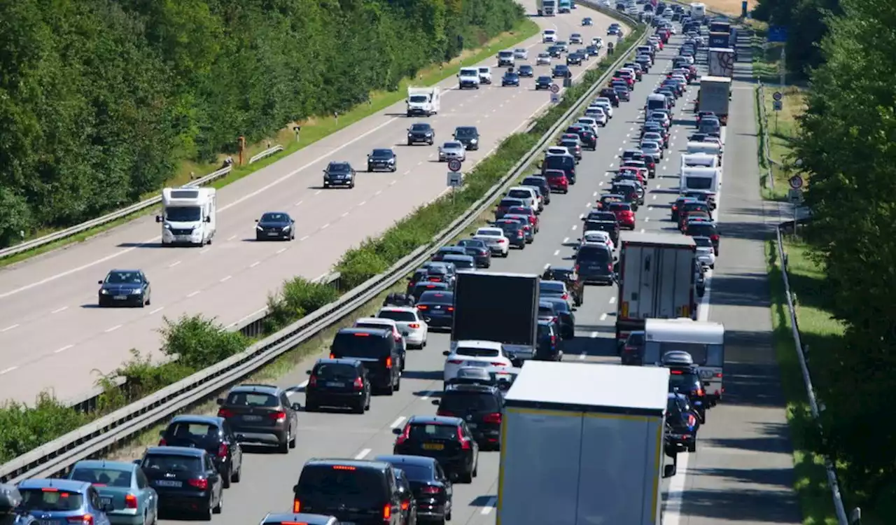 Urlaubsverkehr rollt Richtung Küsten – Viele Staus auf Autobahnen