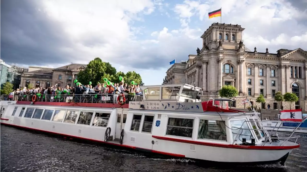 Auch ein ukrainischer Truck fährt beim CSD in Berlin mit