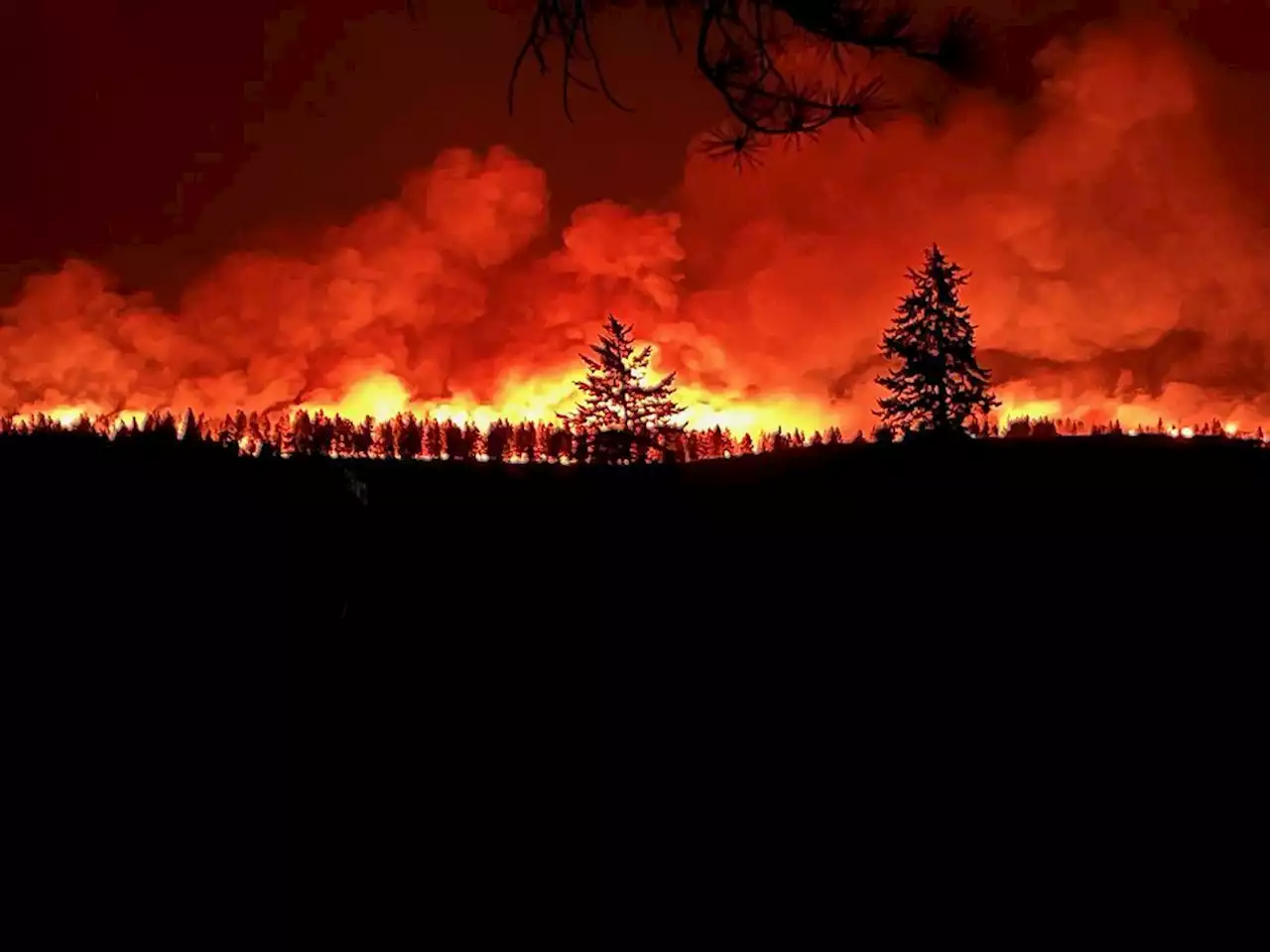 Wildfire crews burn area around B.C. airport to protect it from encroaching blaze