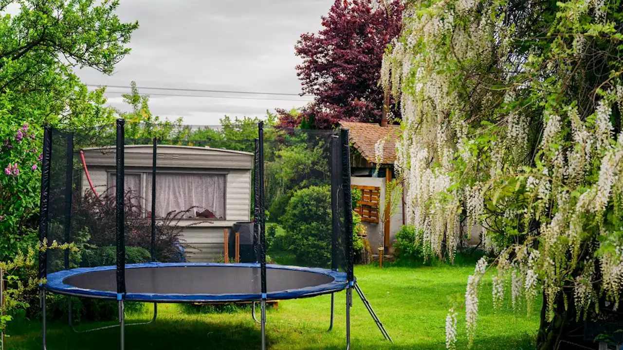 Je dois demander une autorisation pour installer un trampoline pour mes...