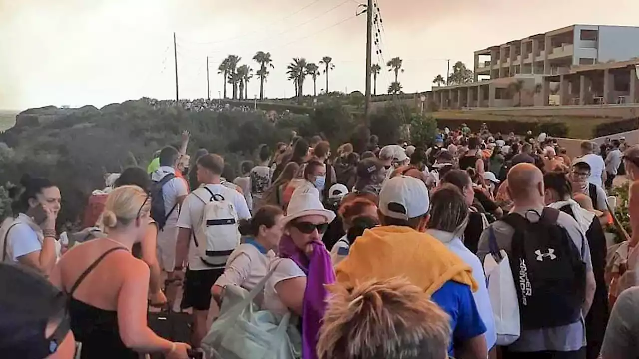 Tausende Urlauber fliehen vor Großfeuer auf Rhodos