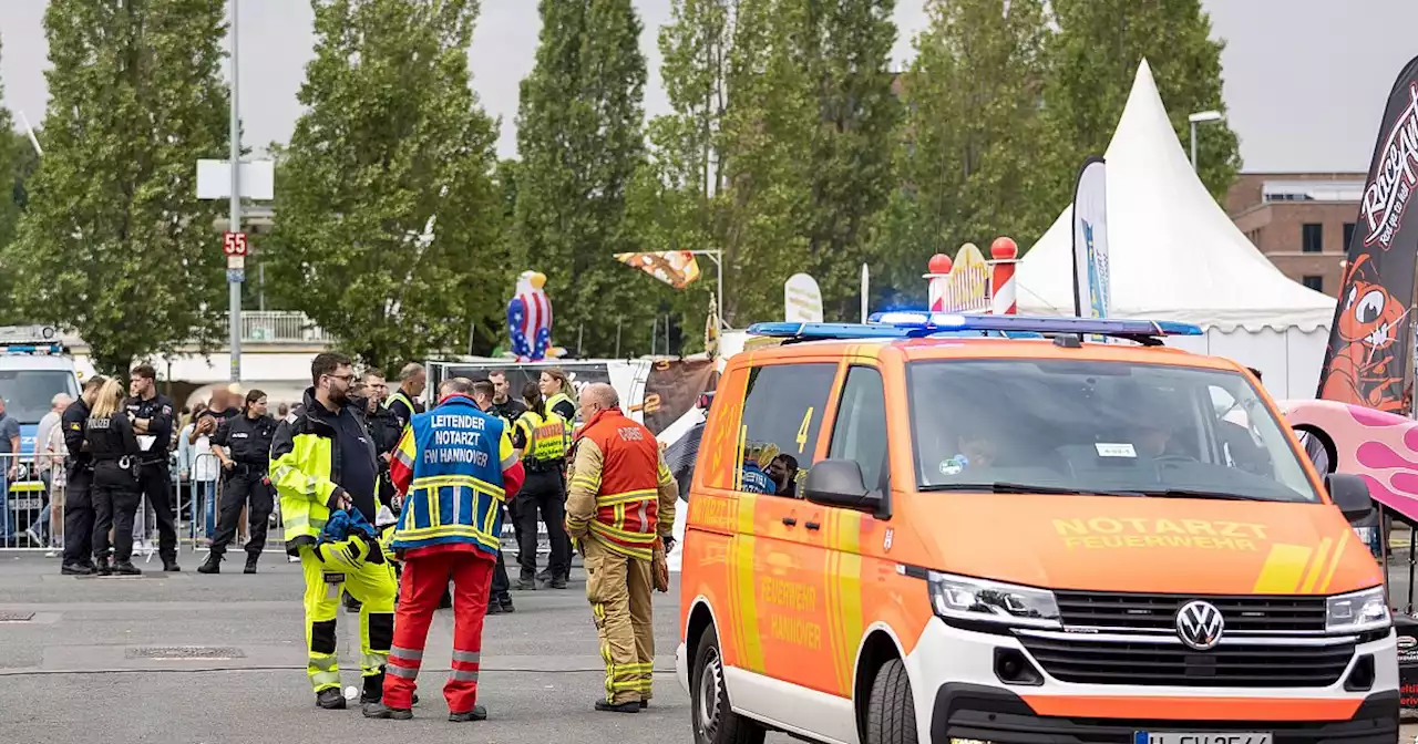 Auto erfasst bei Show in Hannover Besucher - fünf Verletzte