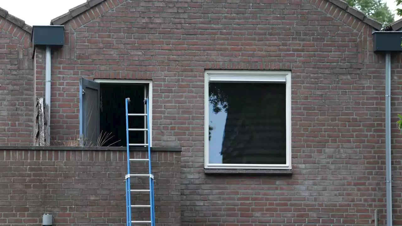 Dode gevonden in een bovenwoning, politie doet onderzoek