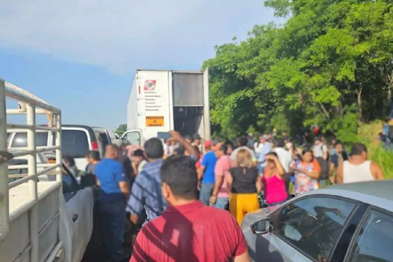 Rescatan vivos a 172 migrantes abandonados en caja de un tráiler; comenzaban a sentir asfixia