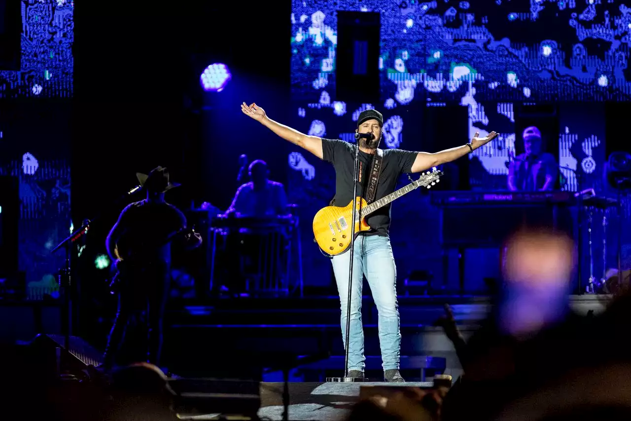 Did Luke Bryan really ask CMT to pull his videos in solidarity with Jason Aldean?