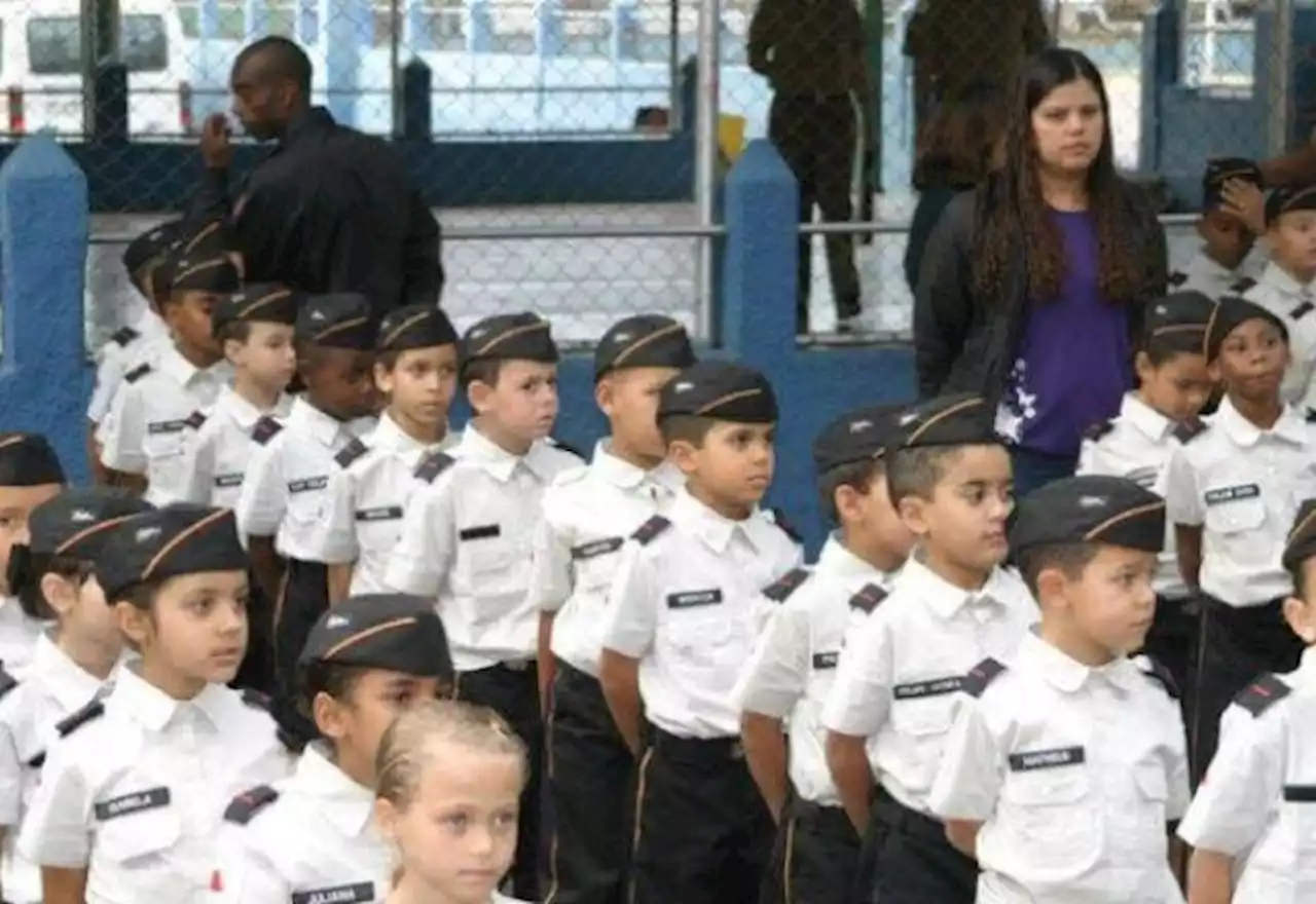 Governo publica decreto que revoga programa de escolas cívico-militares - SBT News