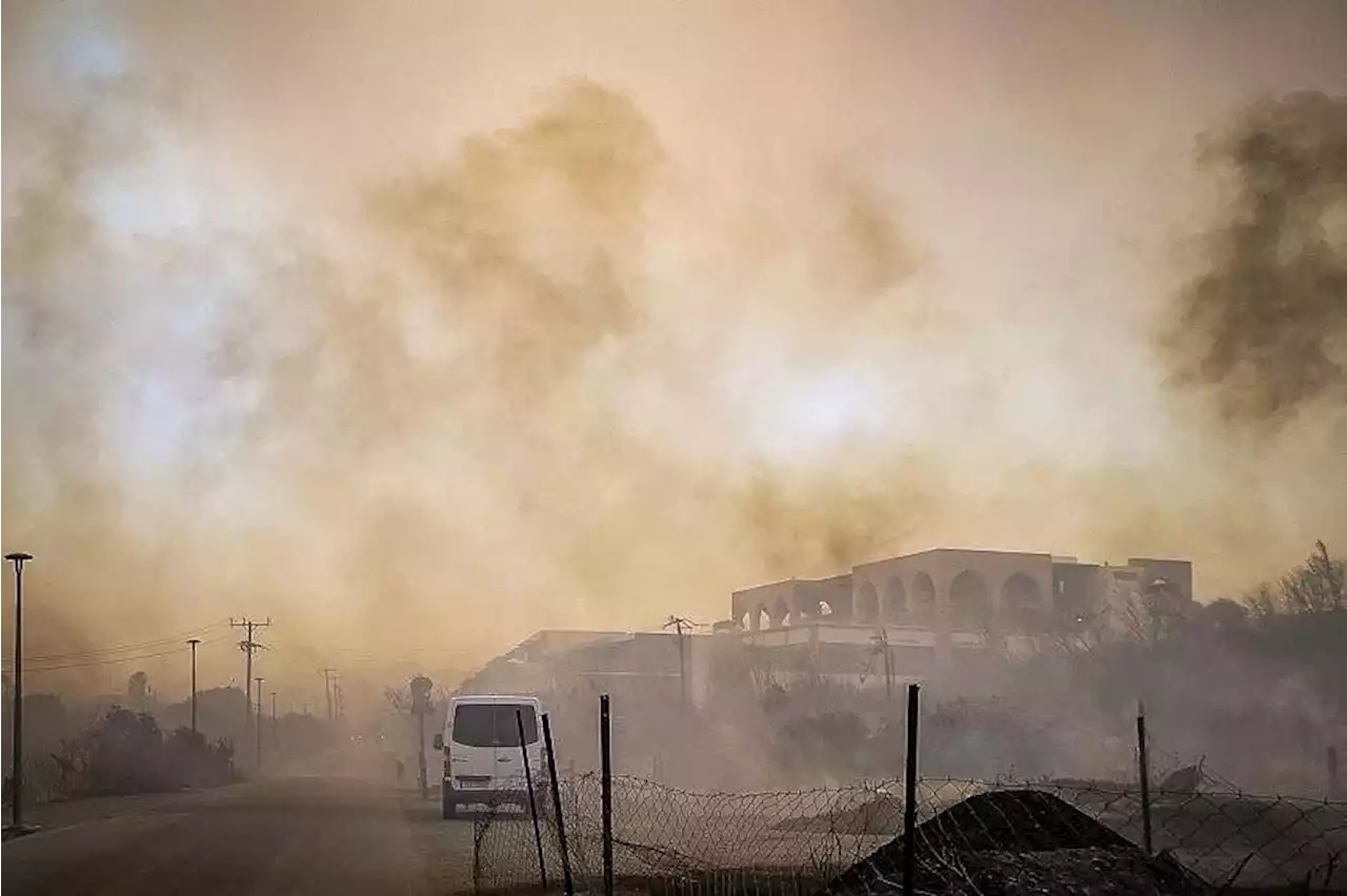 Greek boats evacuate 1,500 people threatened by Rhodes fire