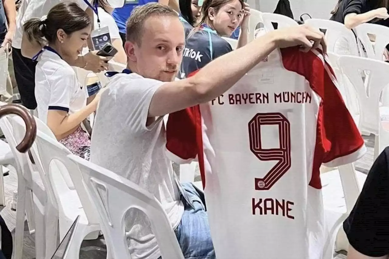 Postecoglou unimpressed as German reporter brings 'Kane 9' Bayern shirt to Spurs presser