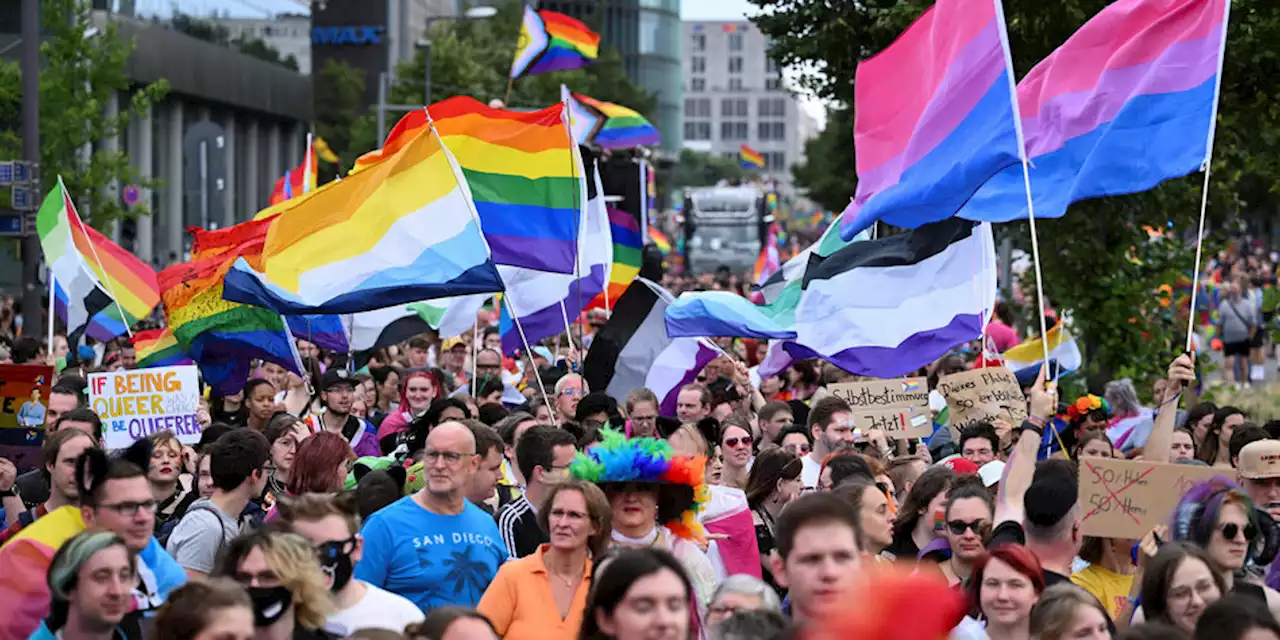 Christopher Street Day in Berlin: Hunderttausende Menschen feiern