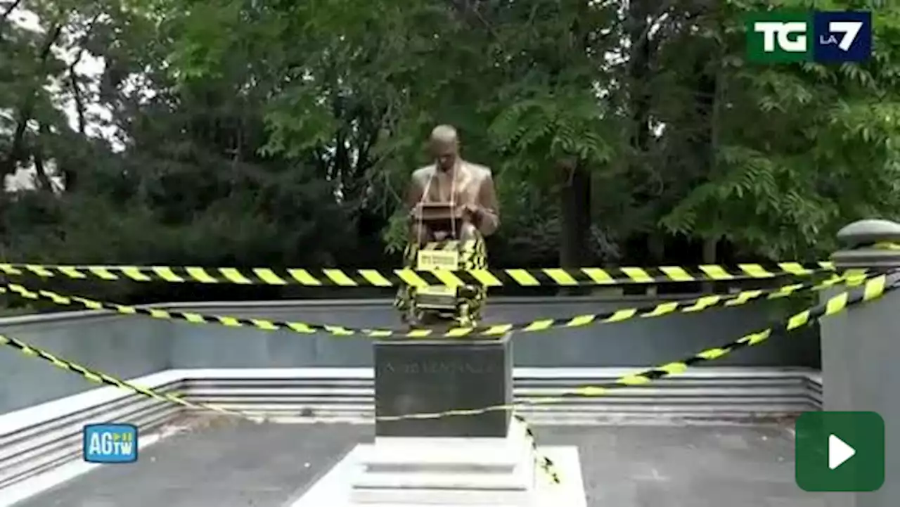 Milano, la statua di Montanelli ricoperta di nastro dagli attivisti del clima