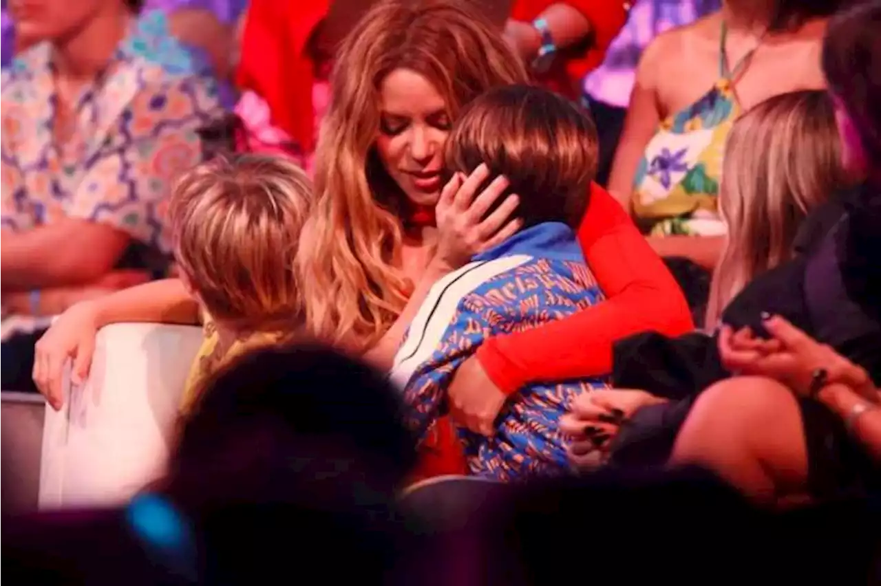 VIDEO: El tierno gesto de Sasha con Shakira que conmovió a todos en los Premios Juventud 2023