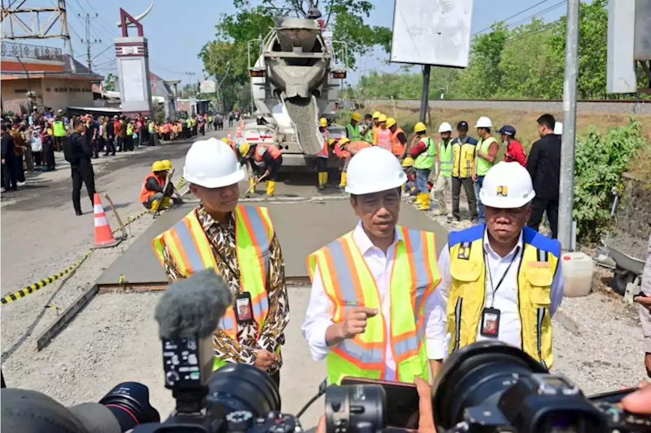 Jokowi tinjau perbaikan jalan yang sering dilalui saat kecil di Solo