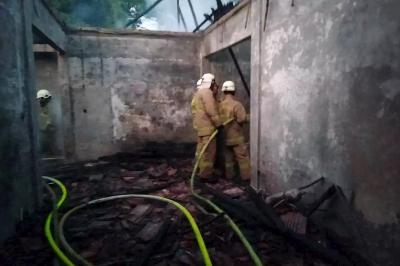 Sebuah warung tabung gas di Pasar Rebo terbakar