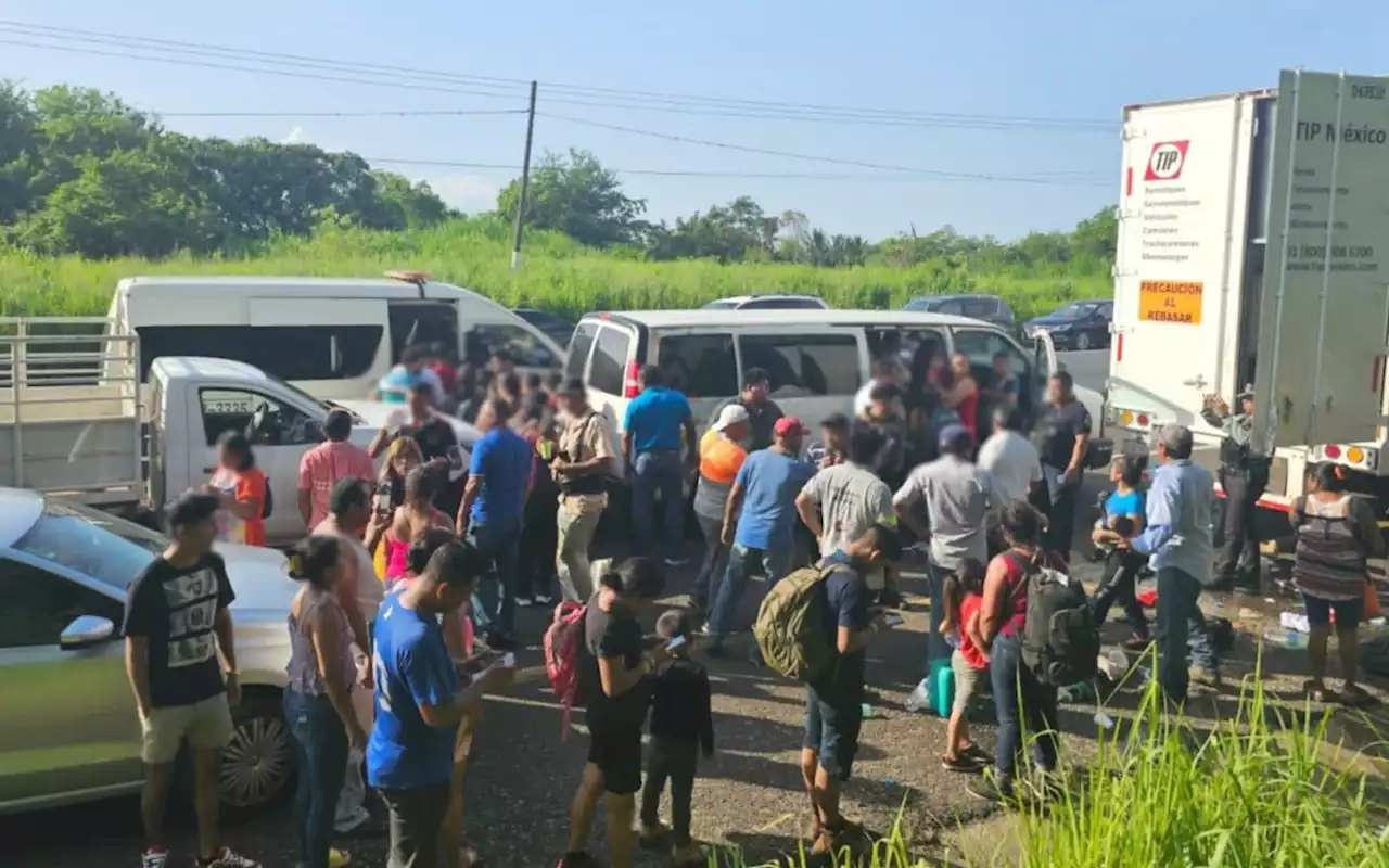 Abandonan a 172 migrantes en un tractocamión en Veracruz; 27 son niños que viajaban solos