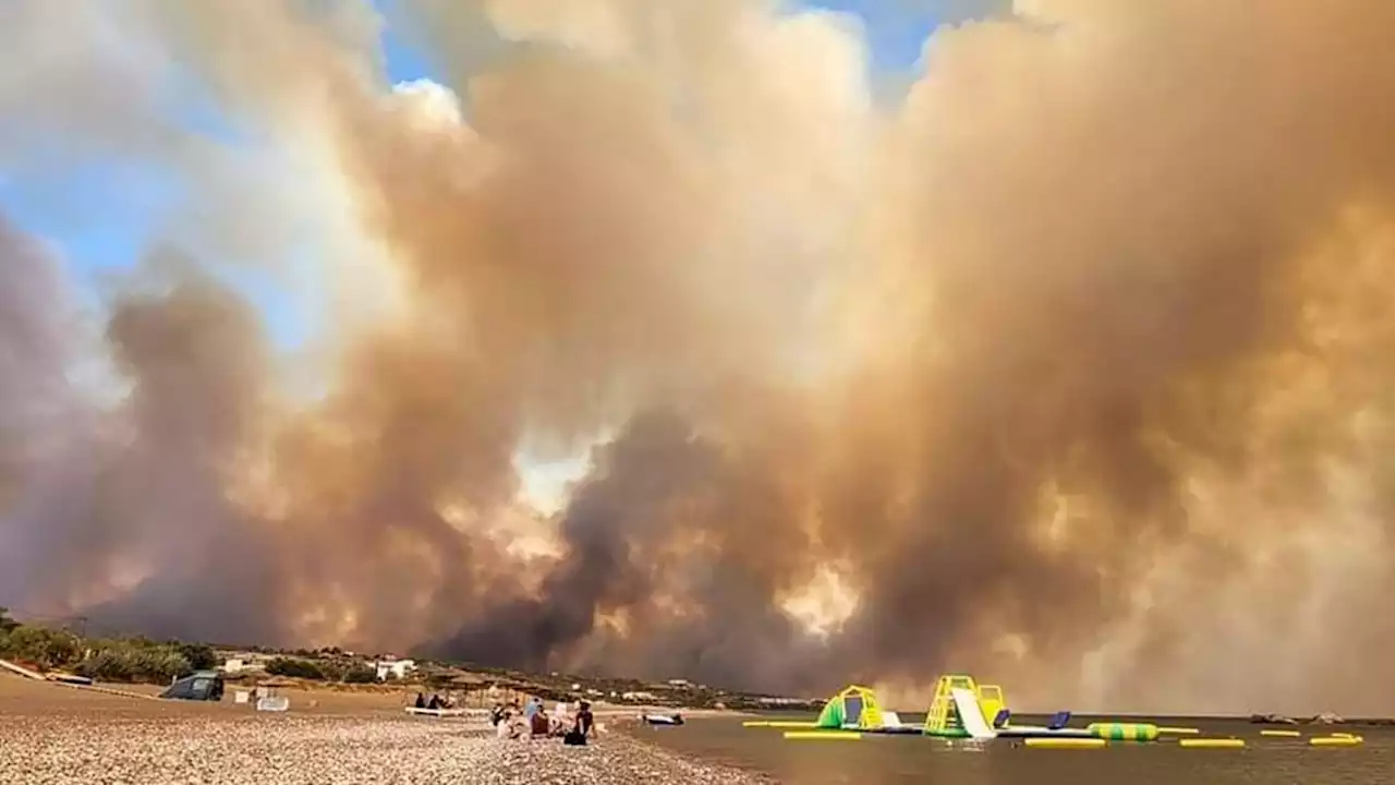 Ferieninsel Rhodos in Flammen: Touristen fliehen aus der Feuerhölle