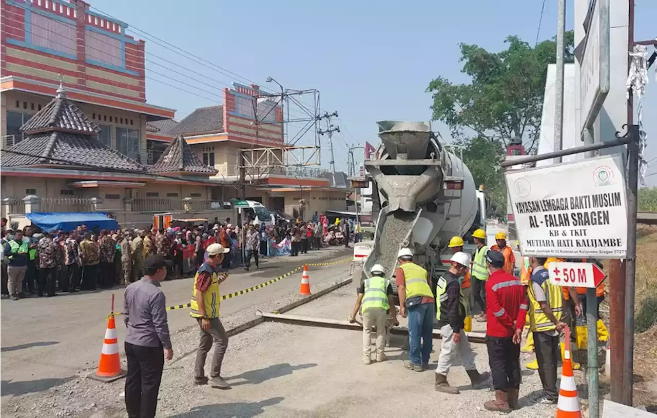 Jokowi Tinjau Tahap Pertama Perbaikan Jalan Solo-Purwodadi