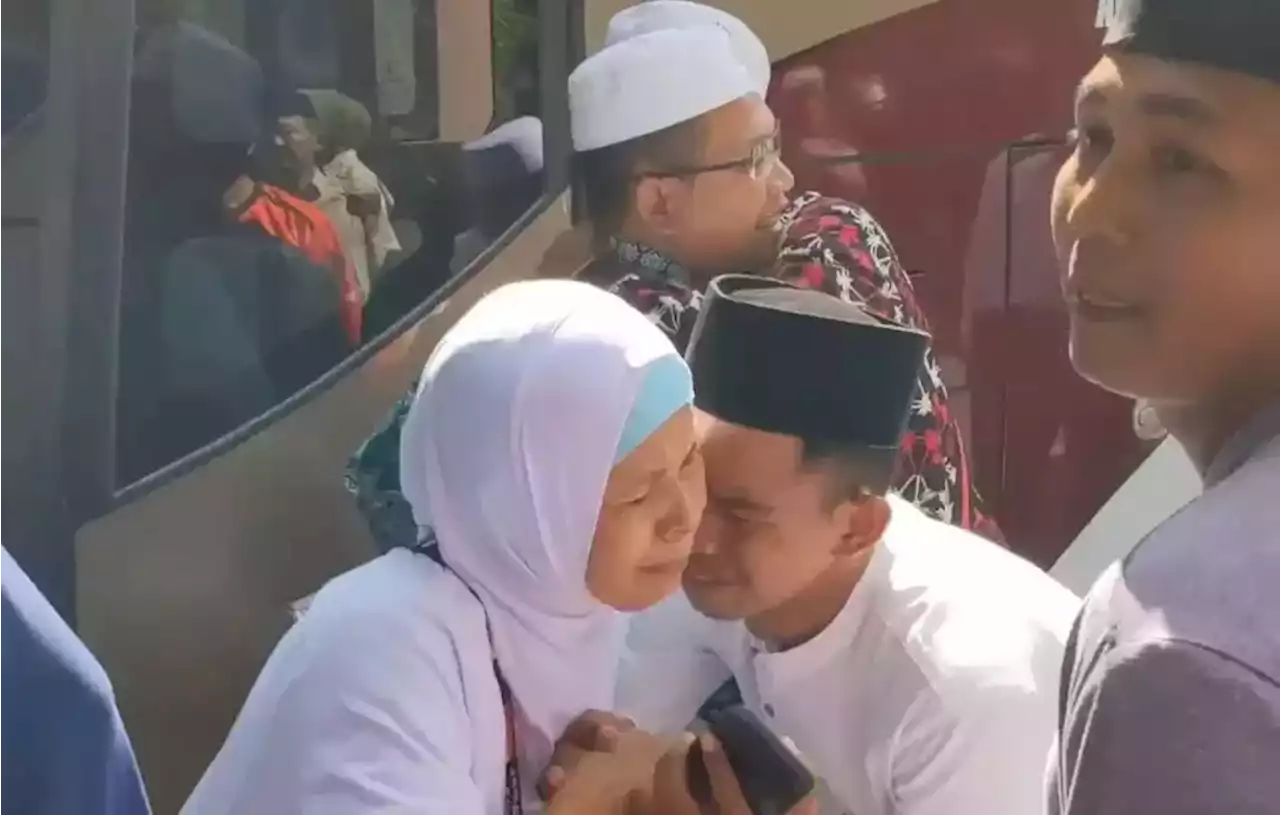 Kepulangan Jemaah Haji Trenggalek Disambut Tangis Haru Keluarga