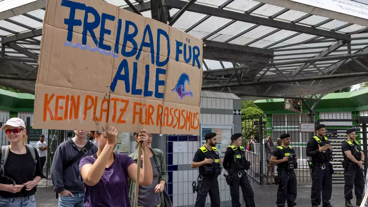 Demonstranten wollen „keine Polizei im Freibad“