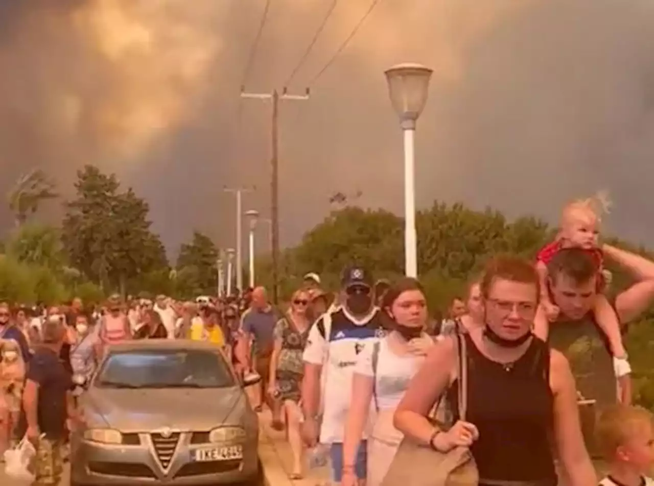 Incendi a Rodi, code di turisti in fuga dalle fiamme