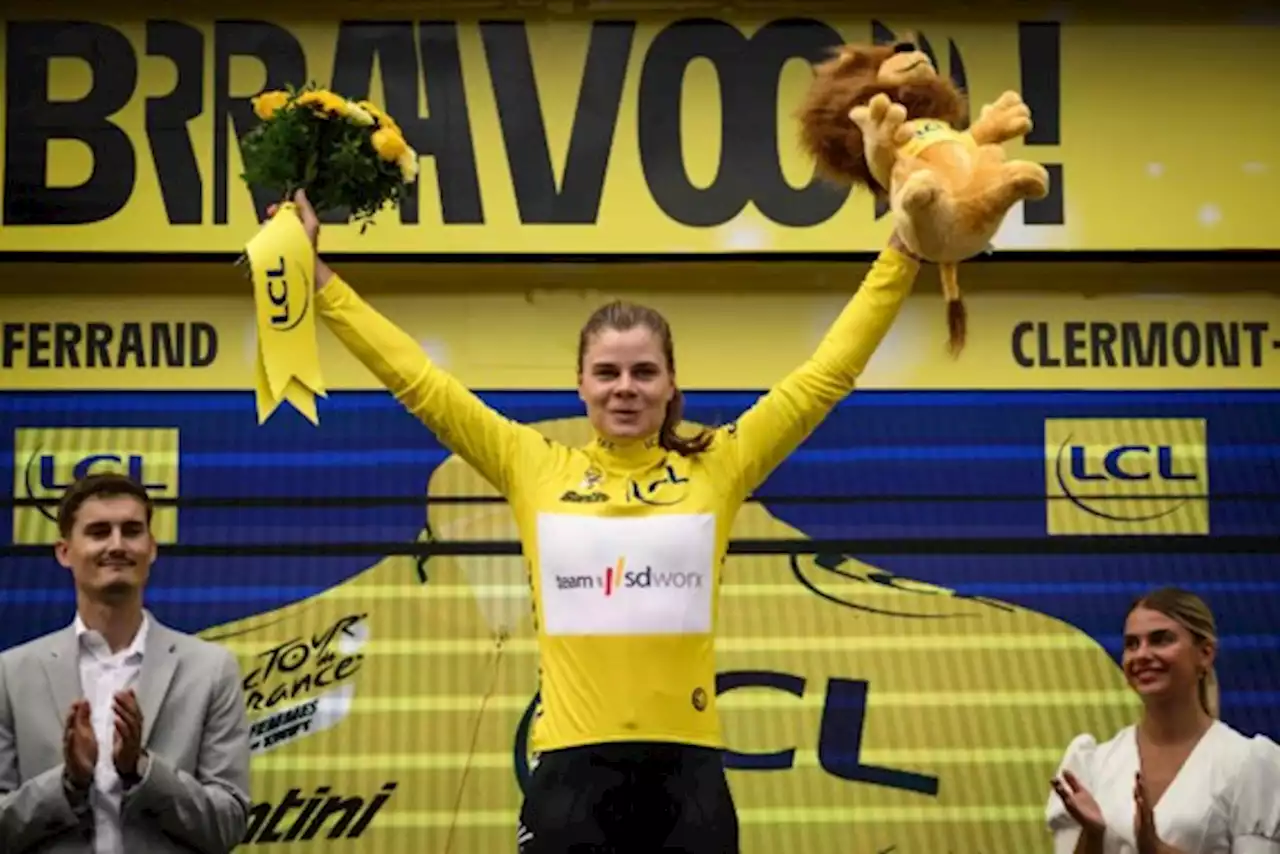 Kopecky rijdt solo naar zege en gele trui in openingsetappe Tour de France Femmes