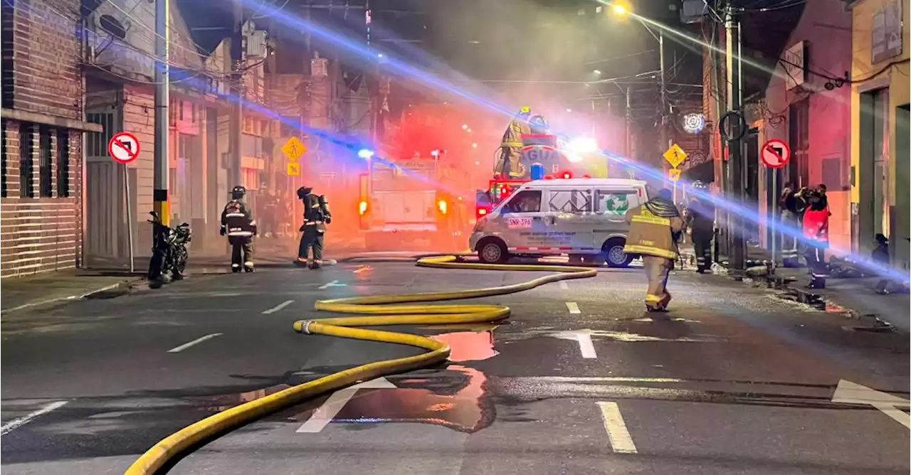 Controlaron fuerte incendio en una bodega de reciclaje en Barrio Colombia: este es el balance