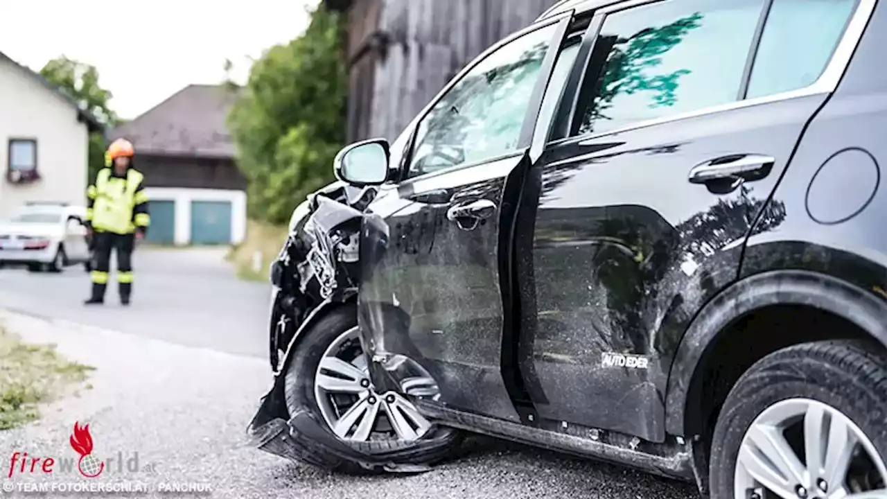 Oö: Medizinischer Notfall → Auto in St. Oswald /Fr. gegen Hausmauer → zwei Verletzte