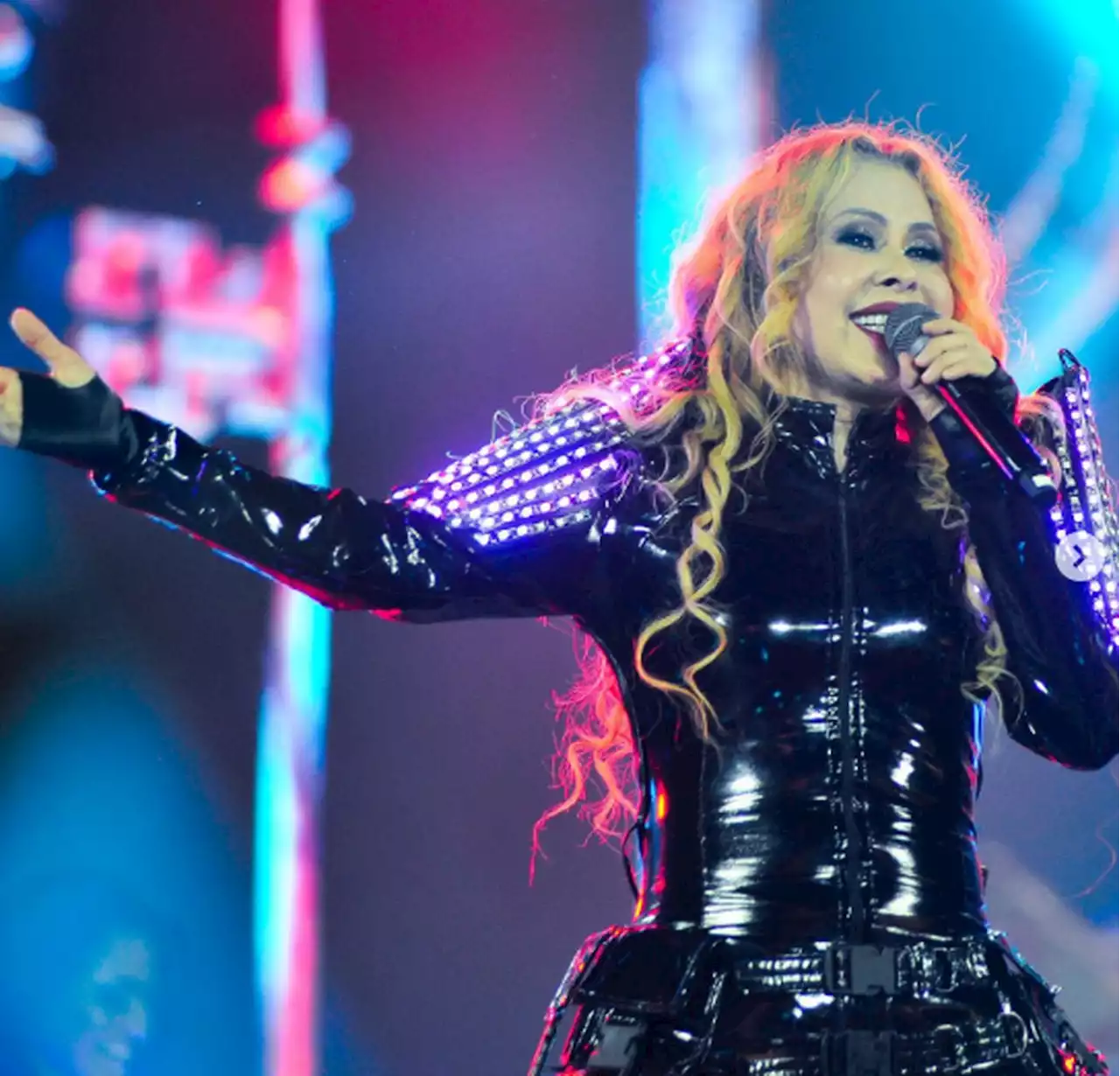 Joelma passa mal em show e cancela agenda por tempo indeterminado