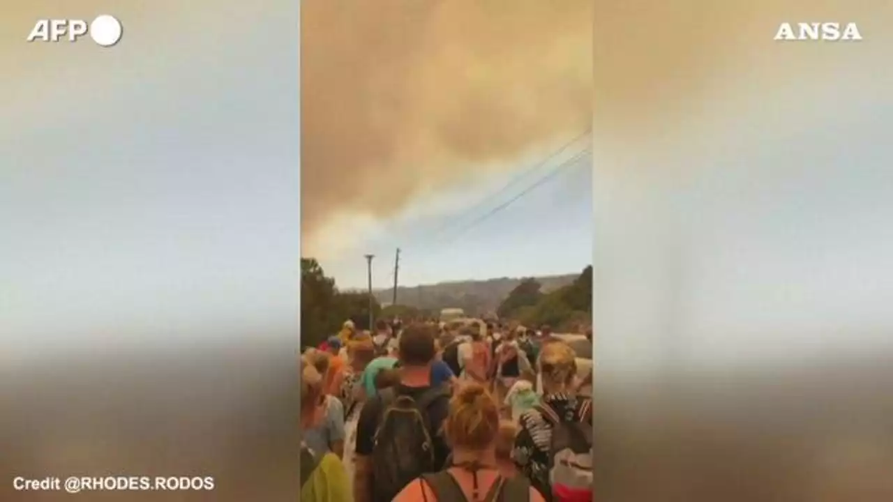 Grecia, fiamme fuori controllo sull'isola di Rodi: turisti e abitanti evacuati via nave