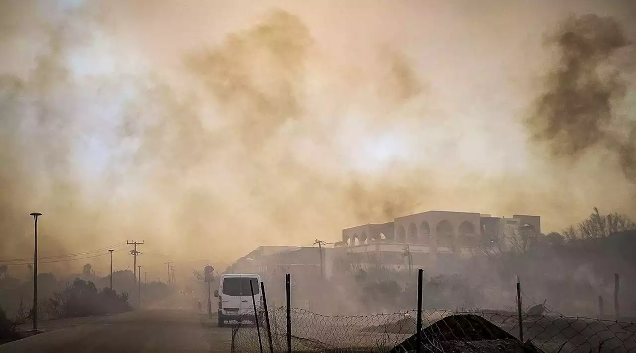 Incendi a Rodi, un turista italiano: 'Una notte a fuggire dal fuoco, è un disastro'