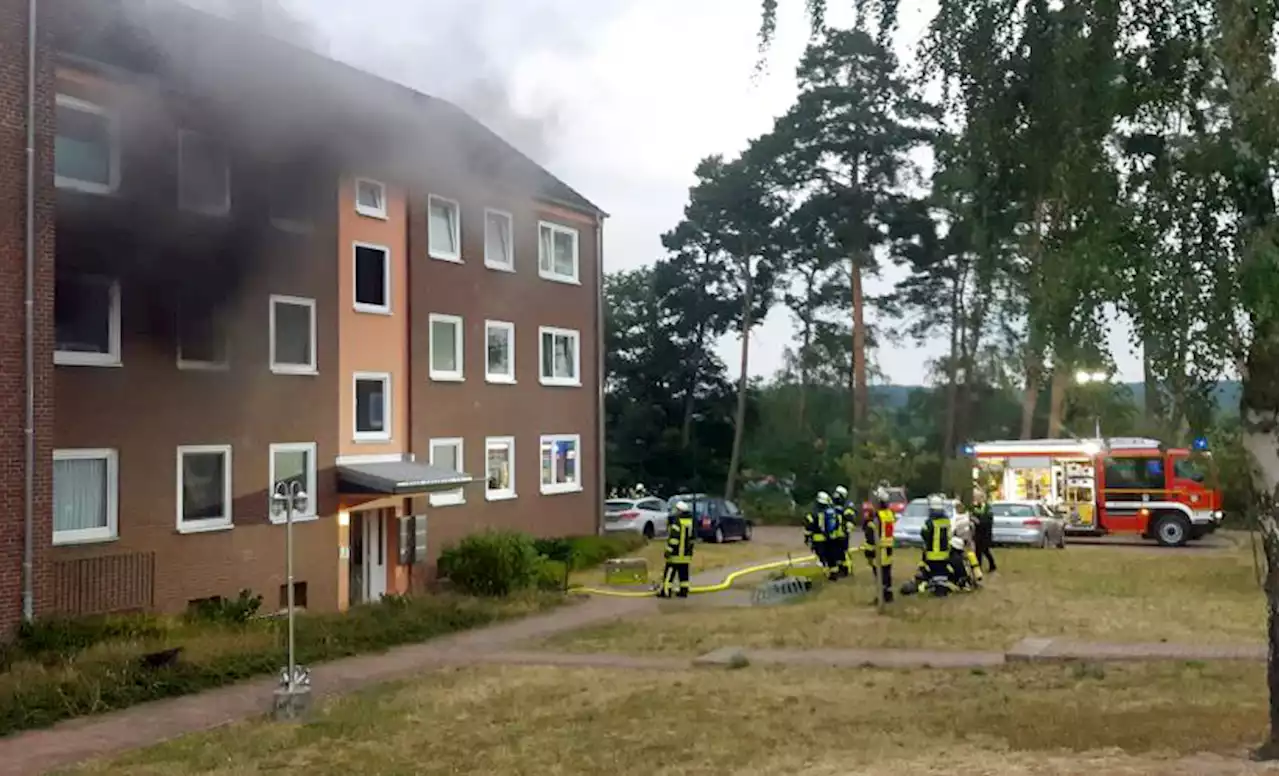 Nahe Hamburg: Wohnung in Flammen – Großeinsatz der Feuerwehr