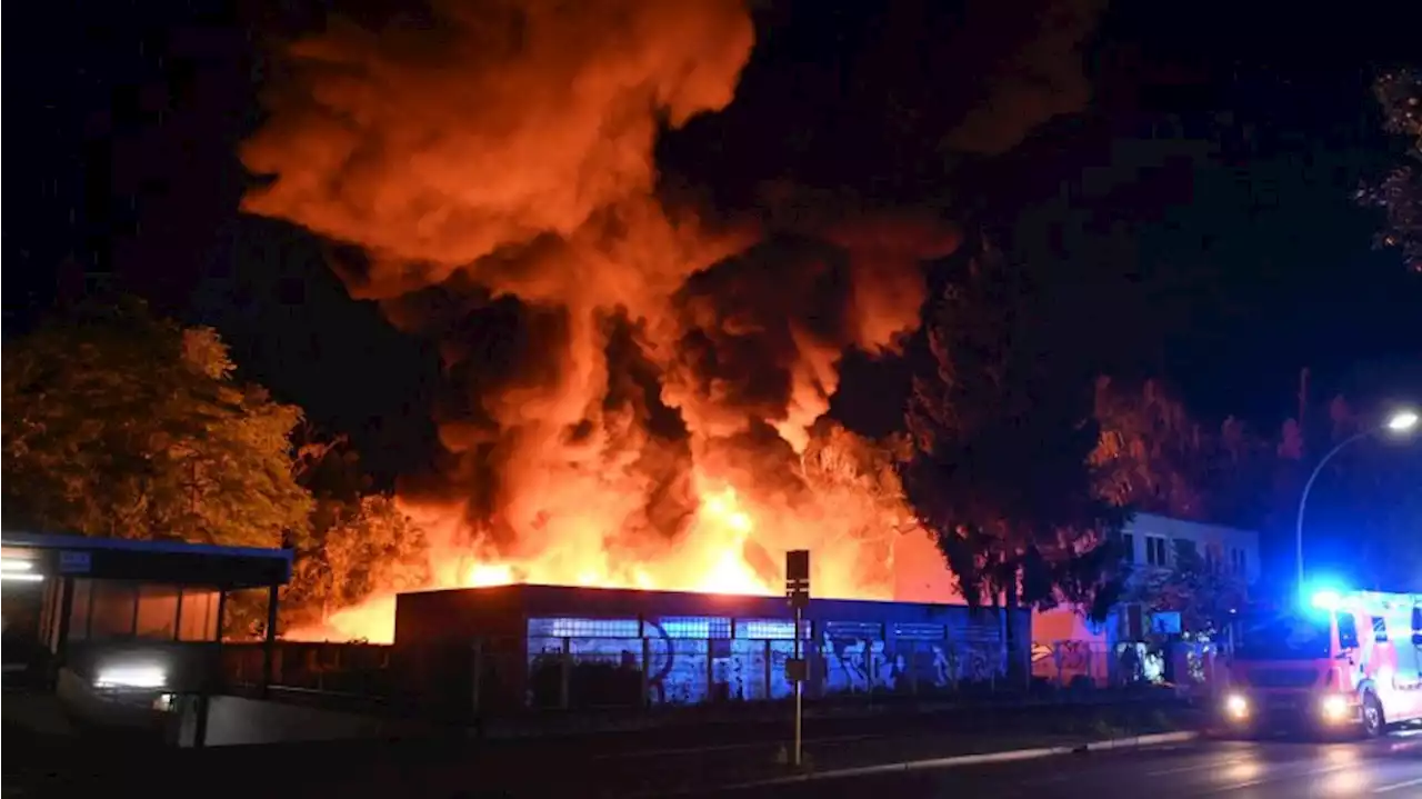 Berlin-Reinickendorf: Feuer bricht auf einem Firmengelände aus