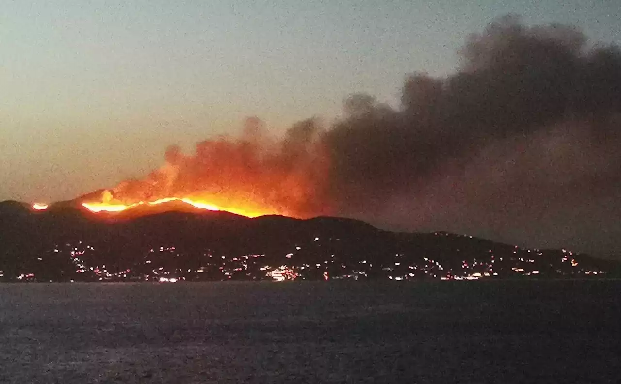 Evakuerer en til ferieøy i Hellas