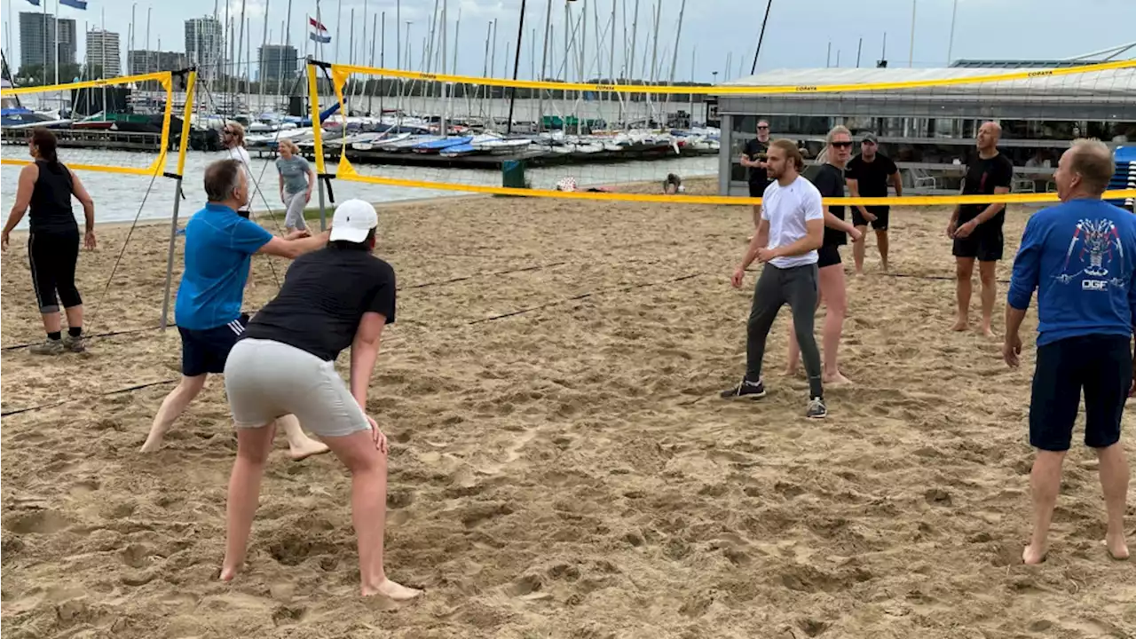 Beachvolleybaltoernooi Muiderberg groot succes, ondanks typisch Nederlands zomerweer.