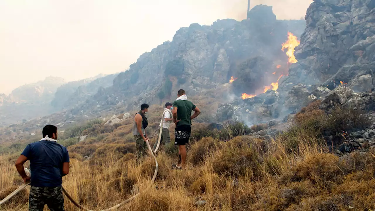 Miles de turistas evacuados debido al fuego en la isla de Rodas | Incendios forestales en Grecia