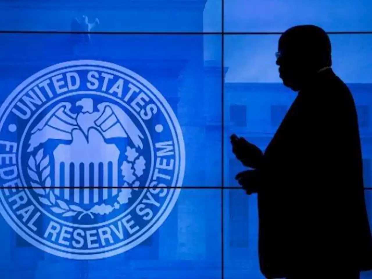 Fed define esta semana si retoma alzas de las tasas de interés