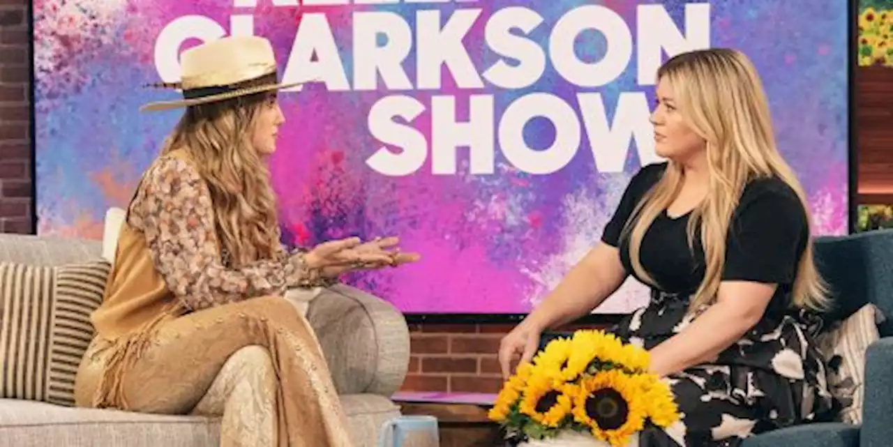 Kelly Clarkson Just Called Out Lainey Wilson on Instagram