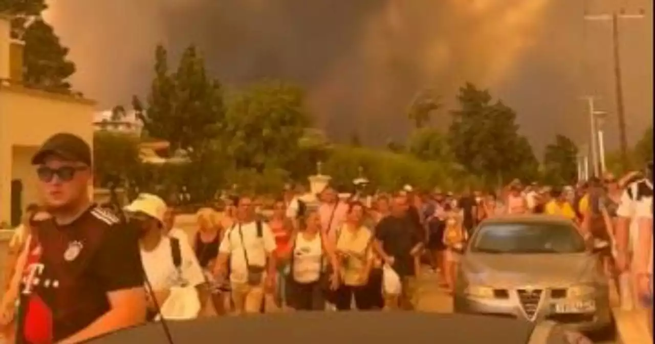 Rodi brucia, incendi fuori controllo. Migliaia di turisti portati in salvo, 2mila via mare