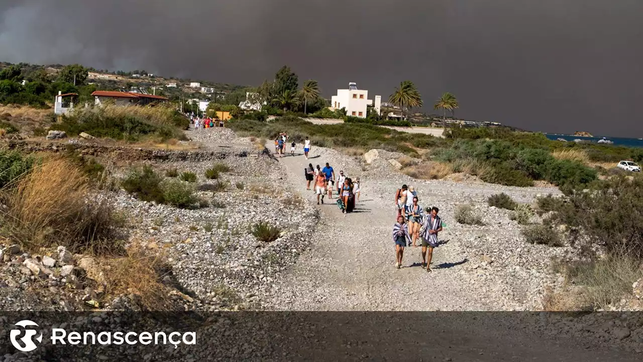 Grécia. Milhares de pessoas fogem das chamas na ilha de Rodes - Renascença