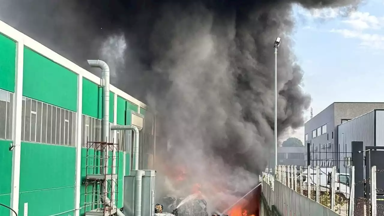 Incendio in un capannone, alle porte di Roma bruciano materiali plastici. Il sindaco: 'Tenete finestre chiuse'