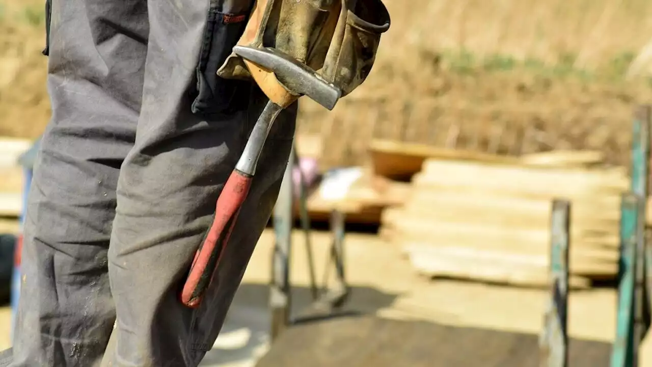 Incidente sul lavoro: operaio cade da un balcone e viene colpito da una lastra di marmo. È grave